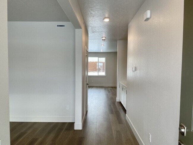 Building Photo - "Spacious 4-Bedroom Home on East Caldera Street with 2.5 Baths and 2,498 Sq Ft of Comfort in Meri...