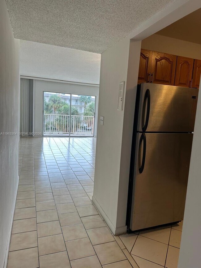 Building Photo - 2200 E Hallandale Beach Blvd