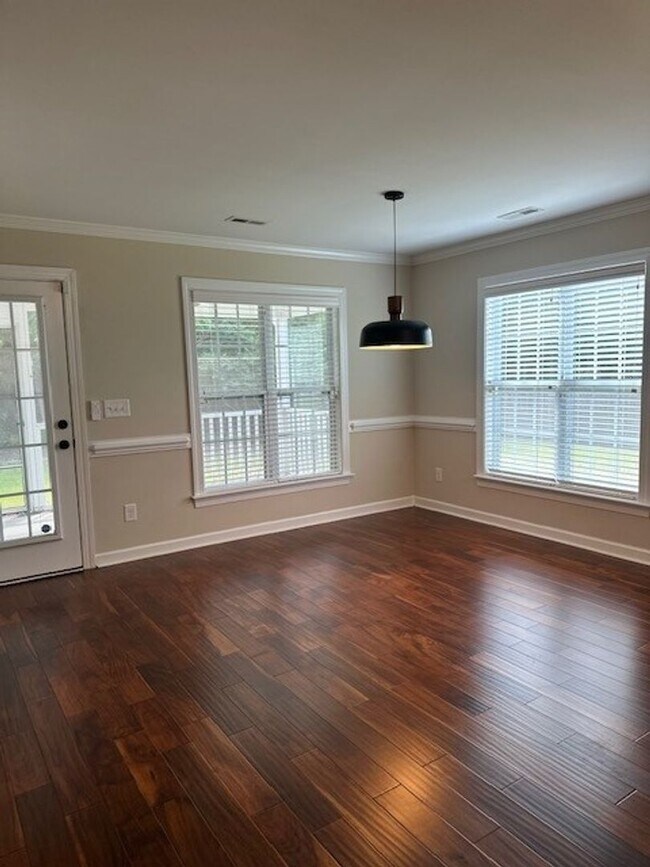 Building Photo - 3 Bed/2 Bath Home with Bonus Room & Screen...