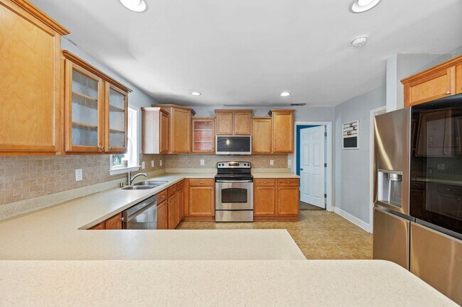 Building Photo - Beautiful 4-Bedroom, 3-Bath House