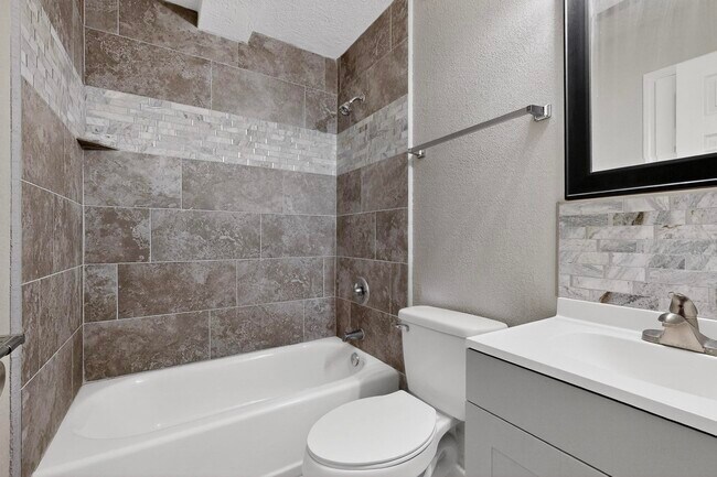 Building Photo - 1812 Buena Vista Dr SE