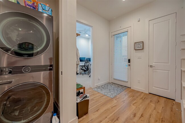 Building Photo - 8911 Knoll Villas St