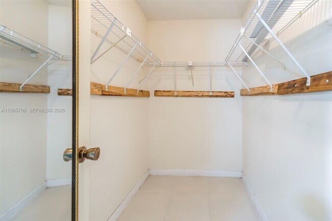 Building Photo - 1005 SW 18th St