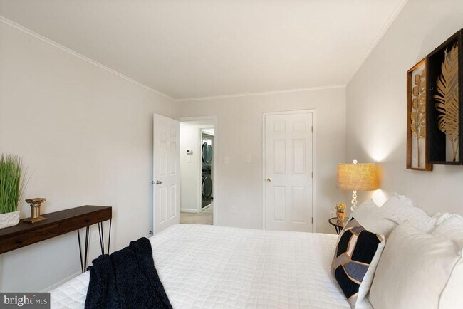 Building Photo - 8511 Barrington Ct