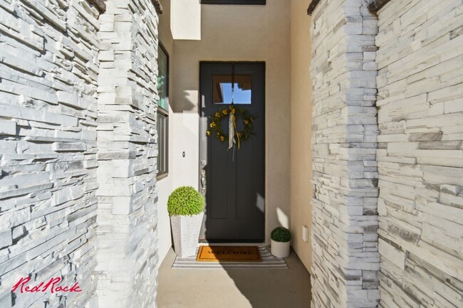 Building Photo - 4 Bedroom Home with Gorgeous Views