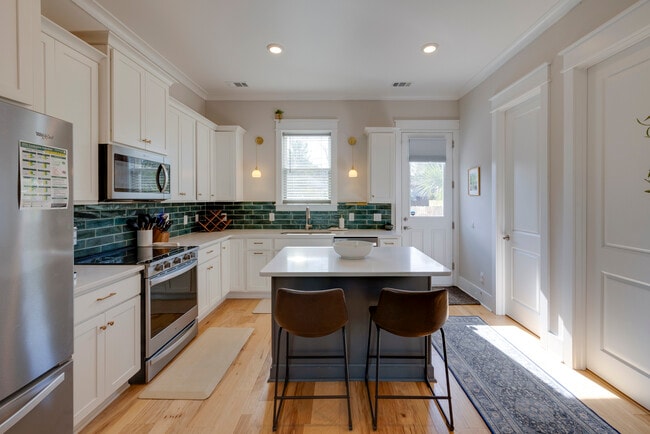 Building Photo - 615 E 33rd St