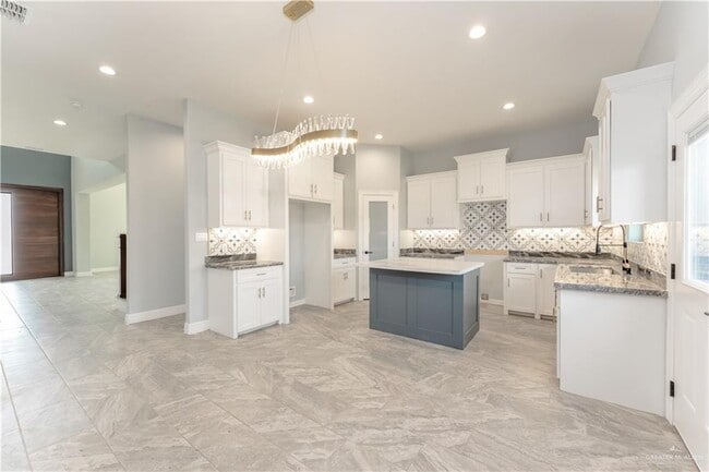 Building Photo - 1711 Lago Delton