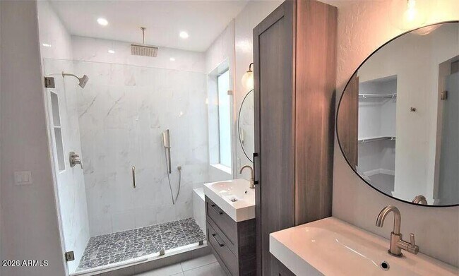 Building Photo - 768 E Irma Ln