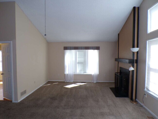 Building Photo - Great Littleton Location! 2 bedroom, 1 bathroom (96CH#A)