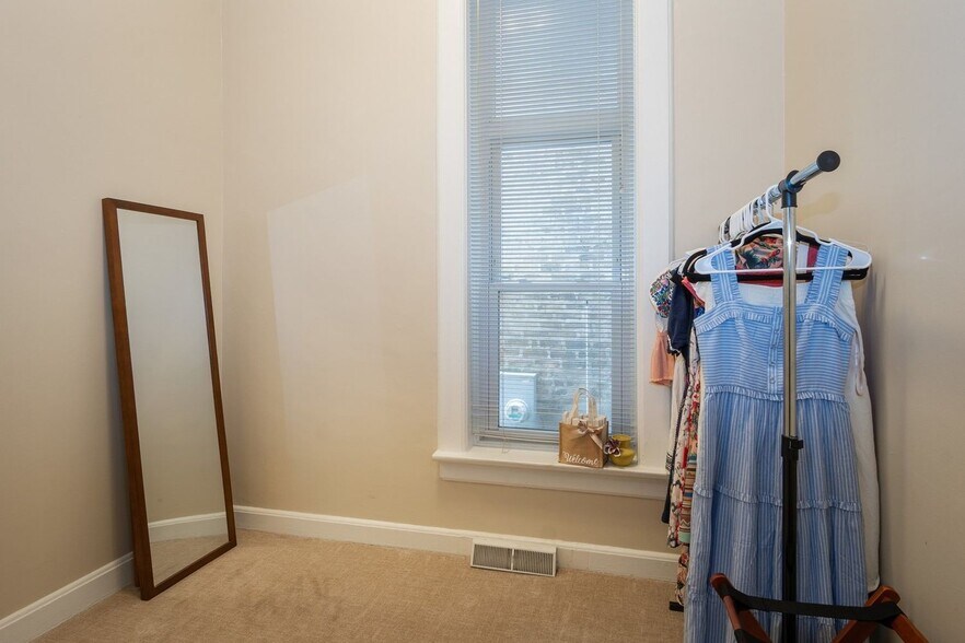 Den - 2119 N Cleveland Ave