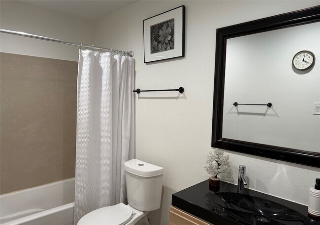 Building Photo - 1504 Summertree Ct