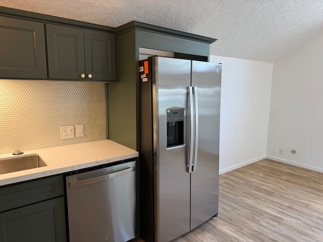 Building Photo - Luxury 1 bedroom 1 bath duplex in a great neighborhood!