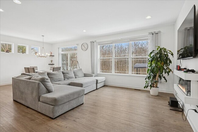 Building Photo - 5 Lake Vista Ct