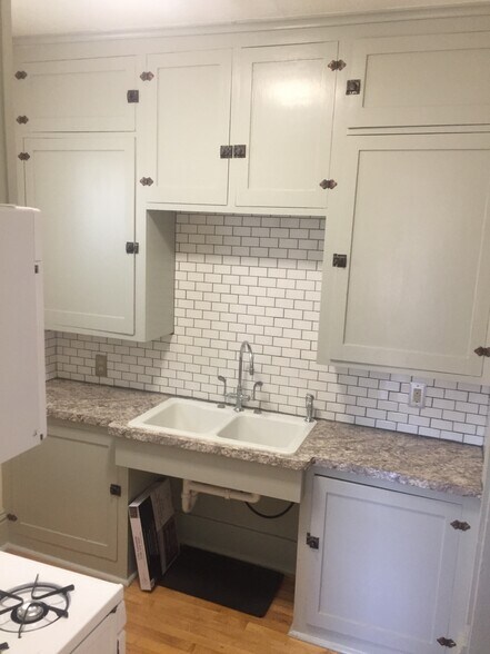 Kitchen - 118 Pine St