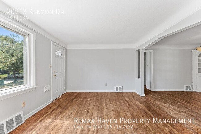 Building Photo - 20913 Kenyon Dr, Maple Hts - Spacious, Jus...
