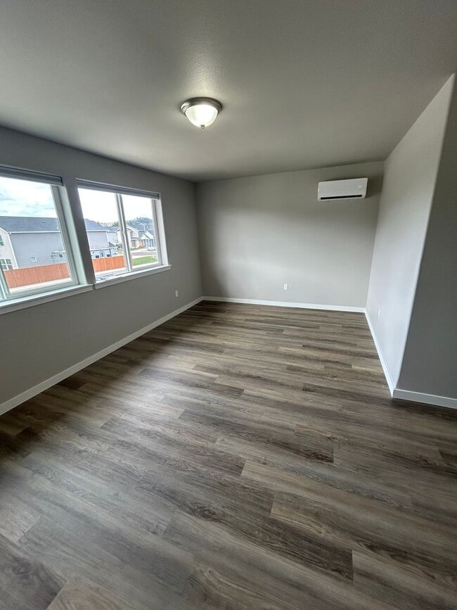 Building Photo - Beautifully Furnished Brand New 5 Bedroom ...