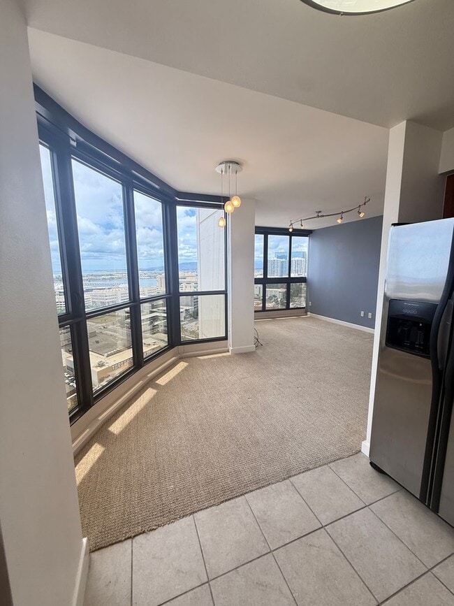 Building Photo - Available Now 1 Bed, 1 Bath, Kaka'ako, Oce...
