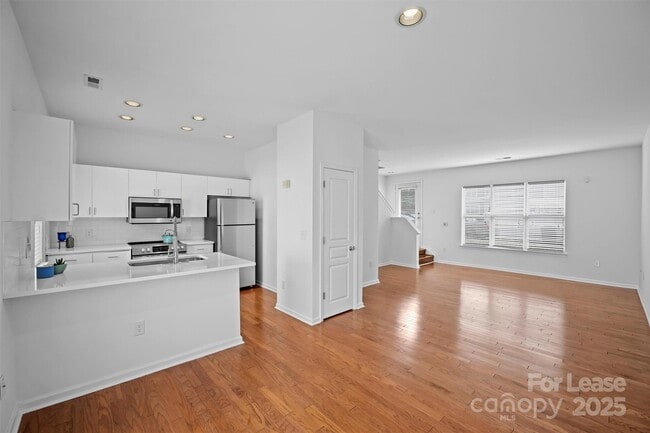 Building Photo - 2252 Vision Dr
