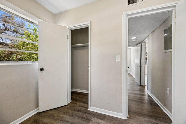 Building Photo - 1629 E 9th St