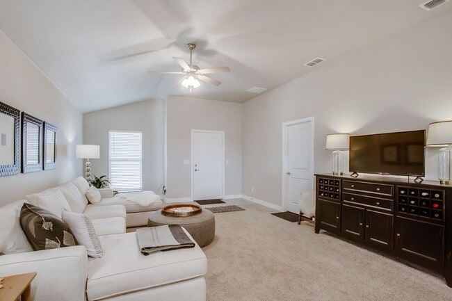 Building Photo - Available Now! 3/2/2 in Bell Farms!