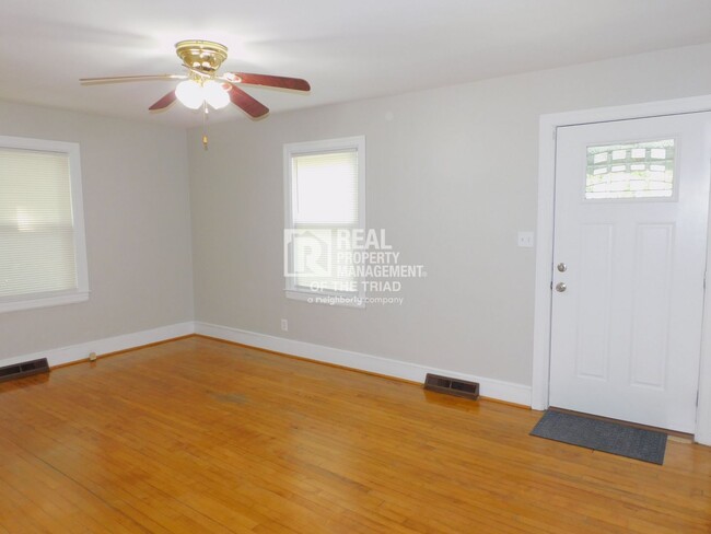 Building Photo - Adorable 2 BR/1 BA Home w/ Fenced Yard