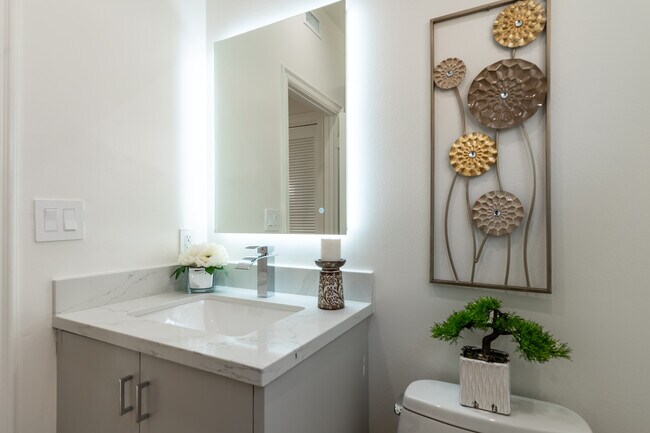 Building Photo - 828 S Bedford St