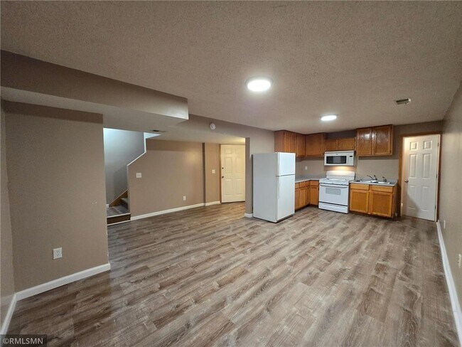 Building Photo - 614 S 19th Ave