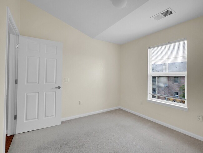 Building Photo - $1,750.00, Gorgeous 2-bed, 2-bath condo located in Aurora.