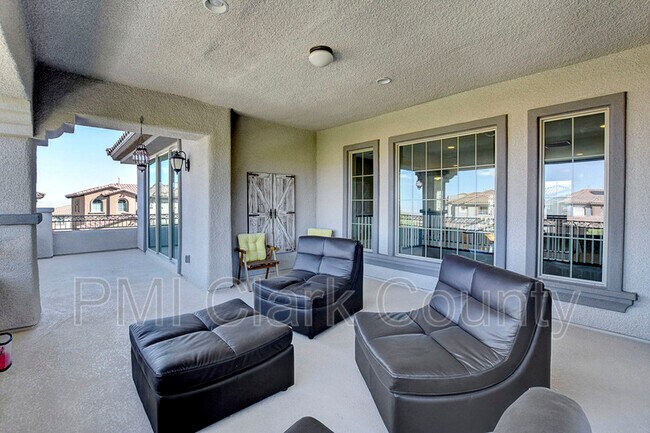 Building Photo - 320 Oakrun Ct