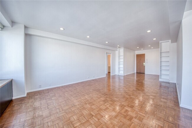 Building Photo - 320 Fort Duquesne Blvd