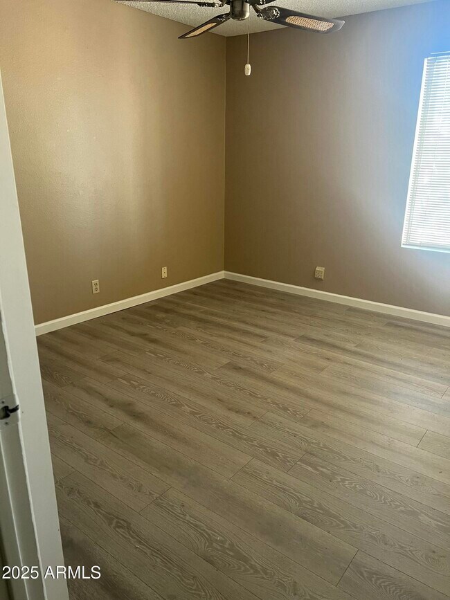 Building Photo - 543 W Pampa Ave
