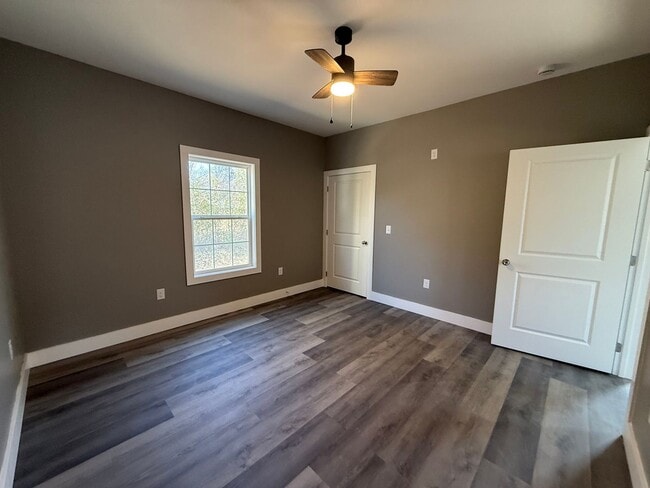 Building Photo - House in Benton City Limits