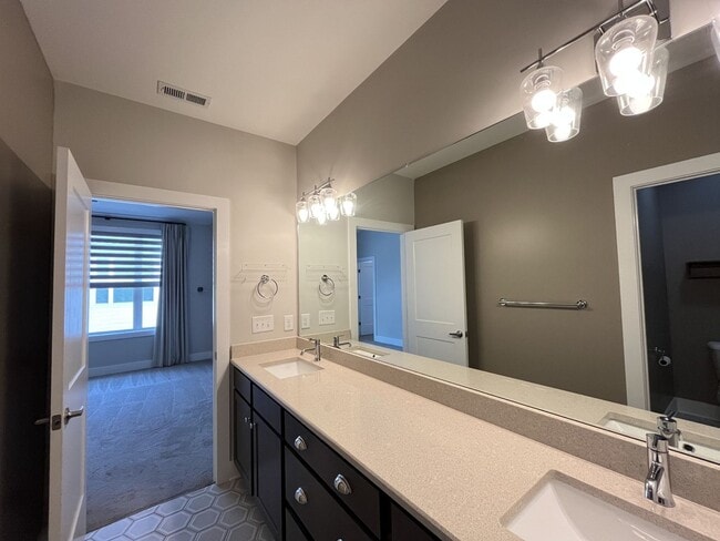 Building Photo - 2/2.5 - MODERN TOWNHOME IN THE NATIONS
