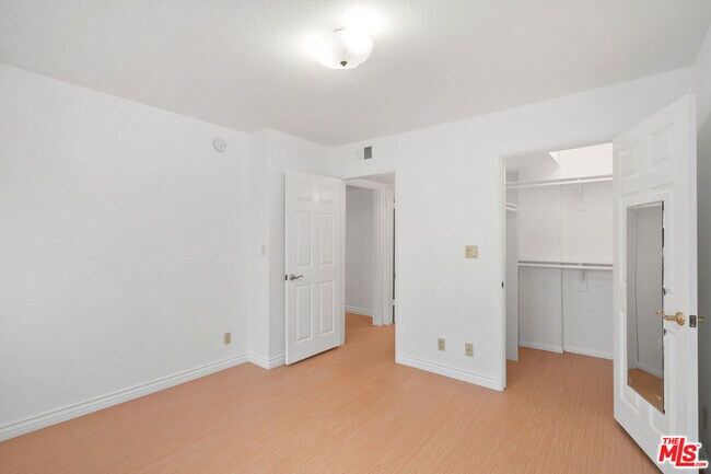 Building Photo - 839 S Holt Ave