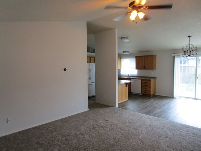 Building Photo - 3 Bedroom, 2 Bathroom Updated Home in Elk ...