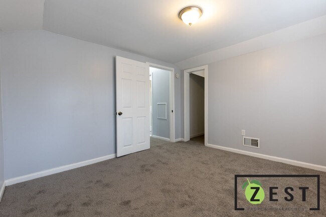 Building Photo - 4-BEDROOM 2-FULL BATHROOMS