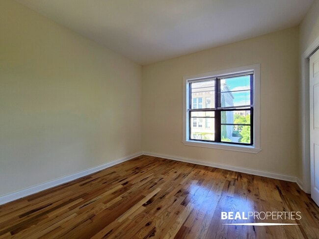 Building Photo - 831 W Waveland Ave