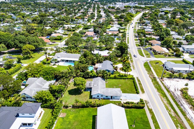 Building Photo - 3135 S Seacrest Blvd
