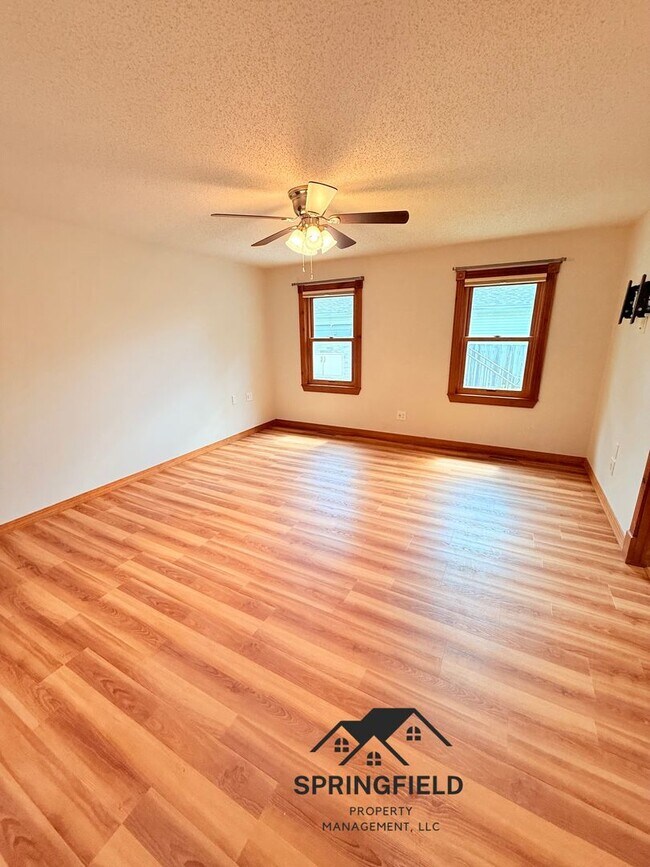 Building Photo - Location-Location, 4 BR / 2 Living Areas in SE Springfield w/ An Amazing Out Door Kitchen - Grill...