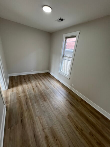 Building Photo - 646 W 47th Pl