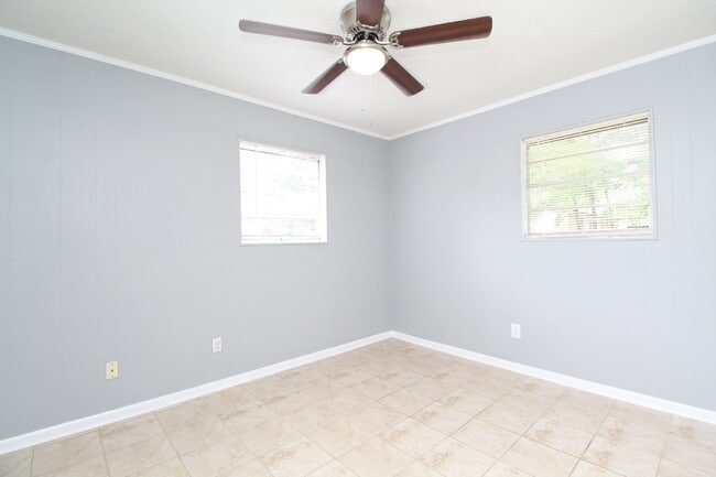 Building Photo - 1/2 Off First Month's Rent – 2BR Duplex in...
