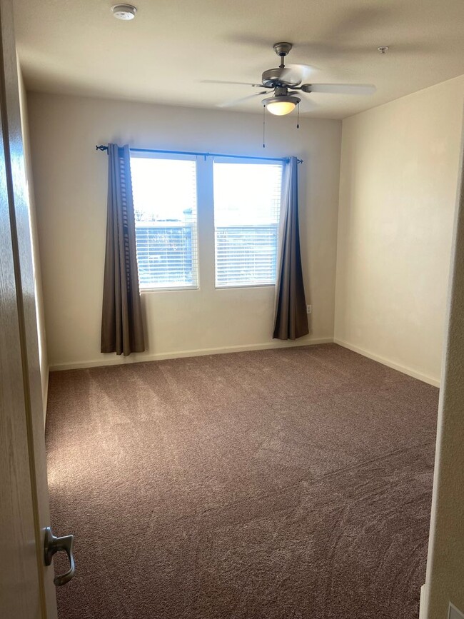 Building Photo - Gated 2 Bdrm, 2 Bath Condo in Folsom Madro...