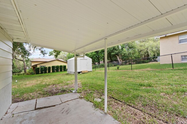 Building Photo - Fruitland Park 4/2 w/ Covered Patio