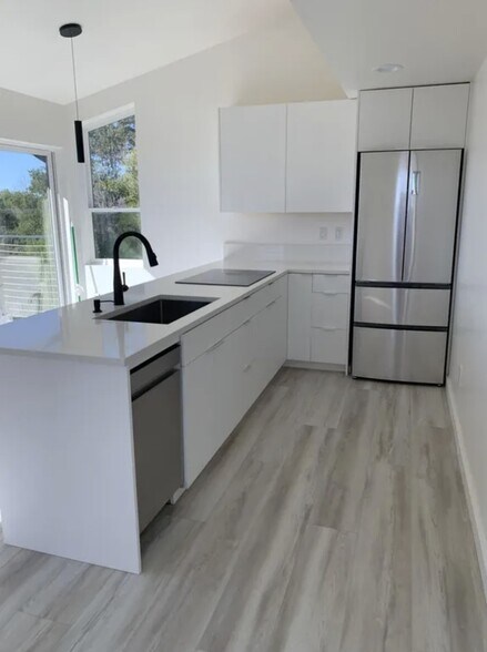 Kitchen - 1195 Wikiup Dr