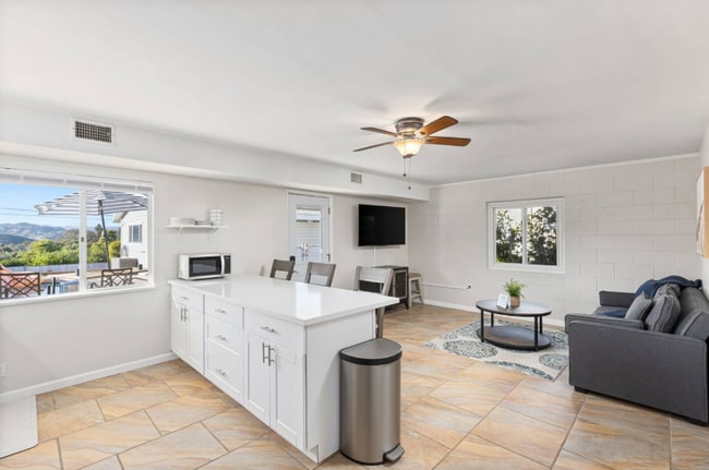 Building Photo - 321 W Kalmia St