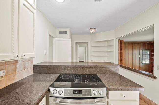 Building Photo - 7204 Meadow Lake Ave