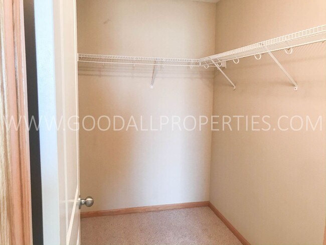 Building Photo - 2 Bedroom, 2.5 Bath Townhome in Urbandale with an attached two car garage.