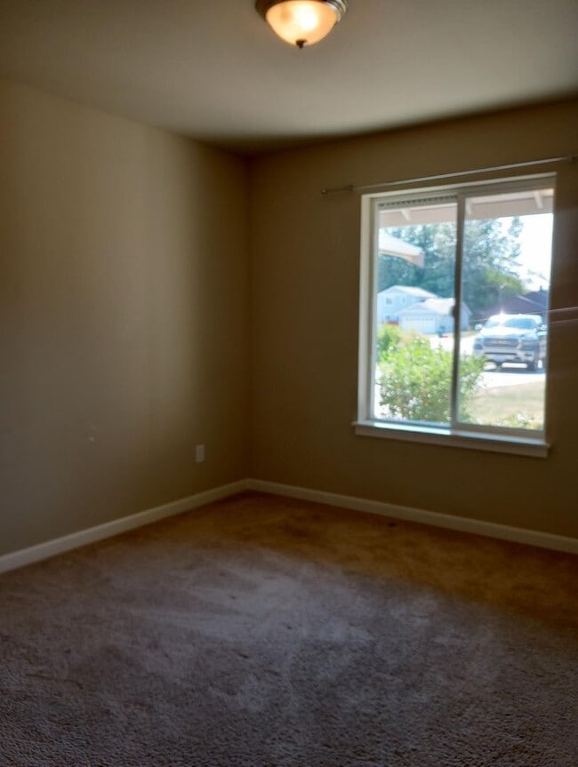 Building Photo - 5562 Fisher Pl