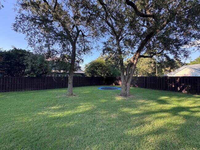 Building Photo - 315 Parkwood Pl