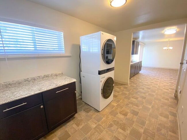 Building Photo - Like Brand New! - Single Story House in North Central Reno